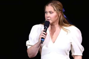 Amy Schumer comparte los desafíos de salud que padece y defiende la autoaceptación