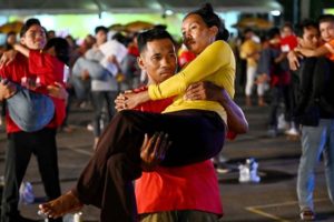 Camboya bate récord mundial de «llevar a novias» en brazos