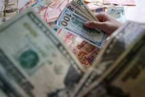 Montenegro reconoce que en algún momento el dólar sobrepasó los Bs 9 y que el alza está en ‘reversa’