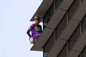 El “hombre araña” francés escaló un rascacielos de 217 metros y terminó arrestado