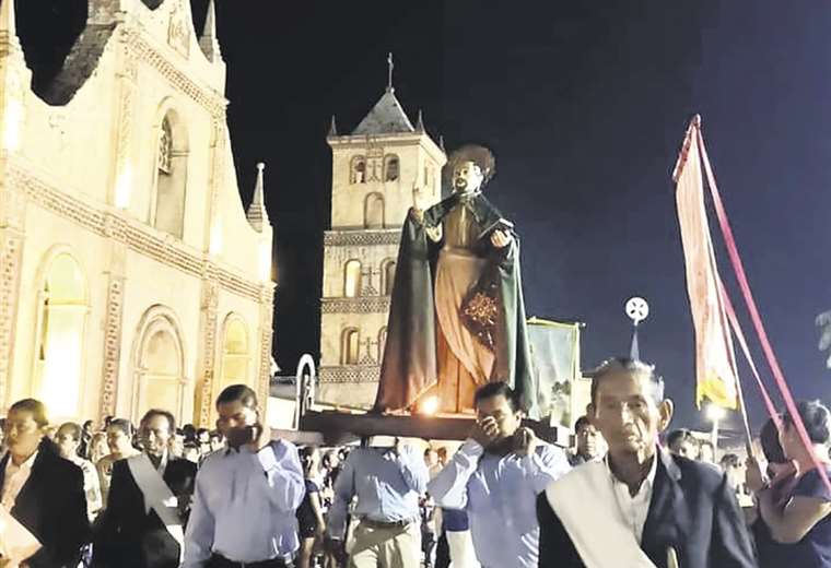Fieles recrean el vía crucis y acompañan a Jesús en su calvario