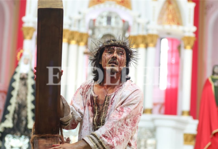 Fieles católicos recuerdan la pasión y muerte de Jesús en la cruz