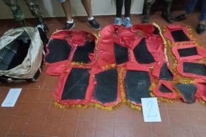 En trajes de morenada y en una maleta con doble fondo, así traficaba una mujer más de 15 kilos de droga