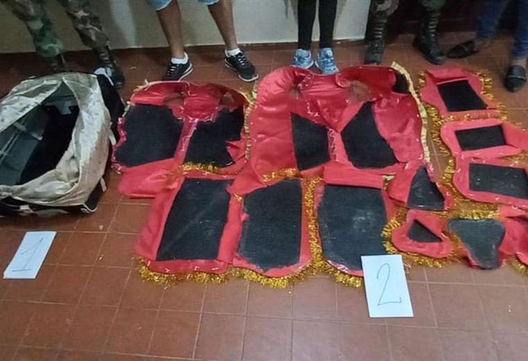 En trajes de morenada y en una maleta con doble fondo, así traficaba una mujer más de 15 kilos de droga