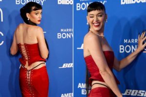 Katy Perry usa una atrevida falda y enseña parte de su glúteo