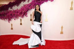 El eterno negro, los metalizados y las sirenas deslumbran en la alfombra de los Oscar