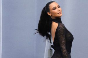 ¿Kim Kardashian se olvidó de quitar la etiqueta en su traje Balenciaga?