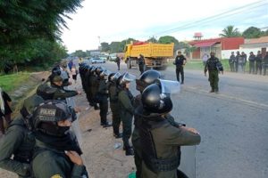 Policía impide instalar bloqueo de ruta en El Torno, pero en Abapó la medida persiste