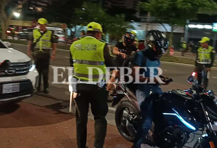 Controles policiales frenan carreras clandestinas de motocicletas en dos puntos de Santa Cruz