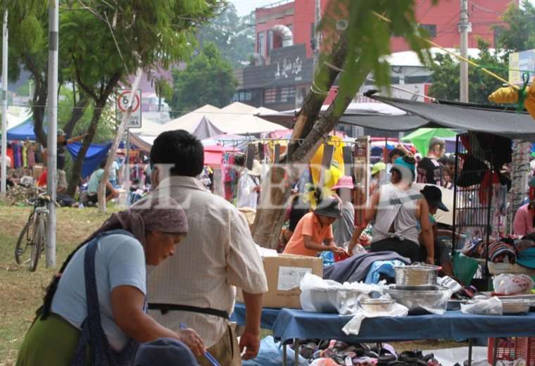Caos en la zona del mercado Los Bosques por venta de pescado y ambulantes