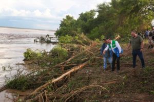 El alcalde acude hasta Montero Hoyos y promete apoyo a las familias por la crecida de ríos