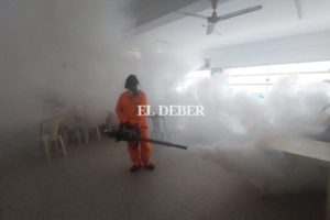 Fumigan y desinfectan las escuelas para frenar la propagación de la influenza y el covid-19