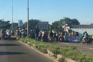 Vecinos de Warnes bloquean la carretera al Norte de Santa Cruz exigiendo pavimento