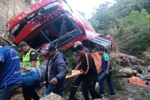 Más de 40 pasajeros heridos y cinco fallecidos tras embarrancarse un bus en los Valles cruceños