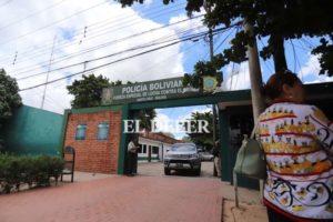 Policía libera a los nueve bolivianos deportados de Chile, tras más de seis horas de arresto