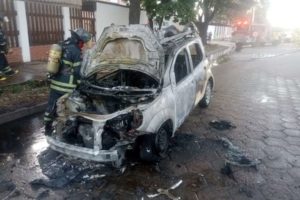 Vagoneta se incendia en el Parque Industrial; los ocupantes salen ilesos