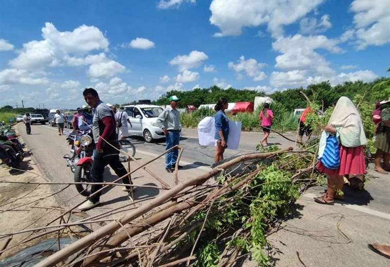 Padres de familia bloquean el Puente de la Amistad en Montero para exigir alimentación escolar