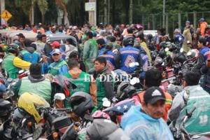 Mototaxistas bloquean el ingreso a la Quinta Municipal exigiendo control a las aplicaciones de transporte