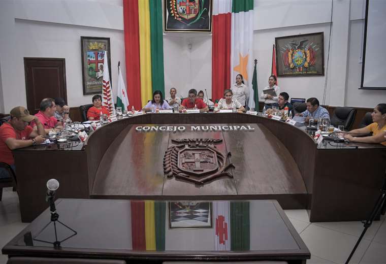 Padres mantienen bloqueo en el Puente de la Amistad, a la espera de que el Concejo apruebe el contrato de alimentación complementaria escolar