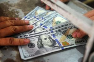 Precio del dólar repunta en el mundo y crece el riesgo para países endeudados como Bolivia, advierte Bloomberg
