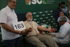 «Donar sangre es hacer patria»: el padre Mateo celebra su donación de sangre número 163