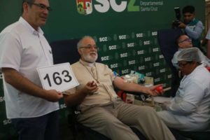 «Donar sangre es hacer patria»: el padre Mateo celebra su donación de sangre número 163