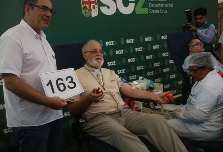 «Donar sangre es hacer patria»: el padre Mateo celebra su donación de sangre número 163