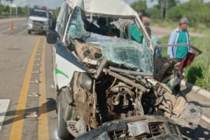 Cuatro heridos tras choque de un auto con un camión en Buena Vista