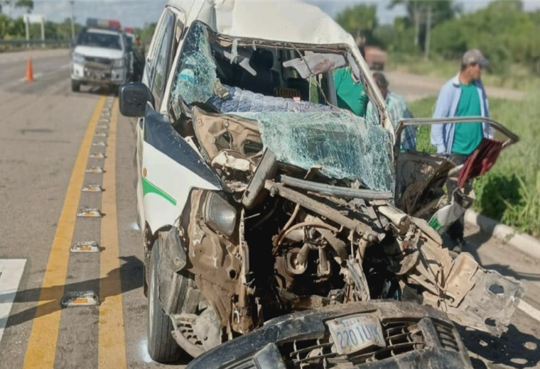 Cuatro heridos tras choque de un auto con un camión en Buena Vista