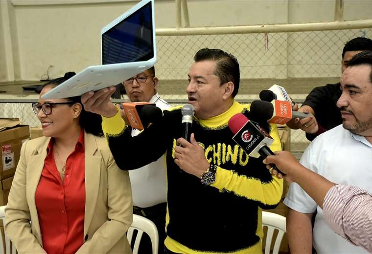 Alcaldía cruceña entrega 1.900 computadoras a estudiantes de la Villa Primero de Mayo
