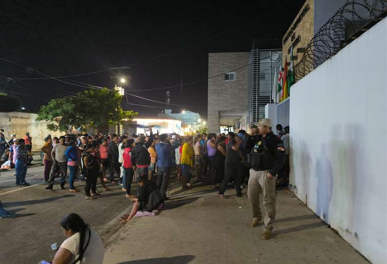 Padres de familia de Montero toman el Concejo exigiendo aprobación de alimentación complementaria