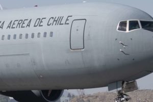 Nueve bolivianos expulsados de Chile llegan a Santa Cruz en un avión militar