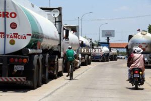 Hay 500 camiones bolivianos varados en Paraguay; YPFB atribuye la situación a un problema entre privados