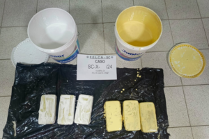 Descubren cocaína en baldes de pinturas en la Terminal Bimodal de Santa Cruz