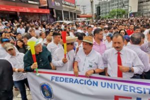 Multitudinaria marcha en Santa Cruz contra la jubilación forzosa a los 65 años