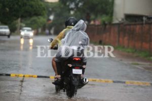 Fuerte lluvia azota a la capital cruceña y bajan las temperaturas