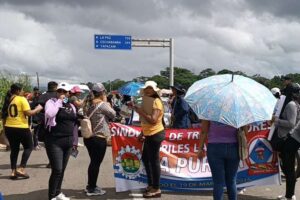 Maestros de Yapacaní bloquean la carretera que conecta Santa Cruz con Cochabamba
