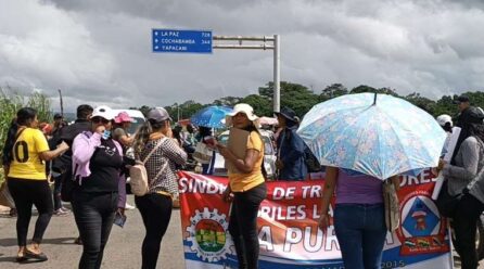 Maestros de Yapacaní bloquean la carretera que conecta Santa Cruz con Cochabamba