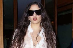 Rosalía se suma a la moda de mostrar sus senos con una camisa transparente