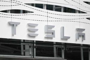 Ganancias de Tesla caen pero sus acciones se disparan por anuncio de nuevos vehículos