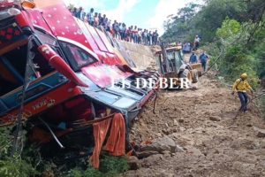 Confirman siete fallecidos, tras el embarrancamiento de un bus en la ruta a los Valles cruceños