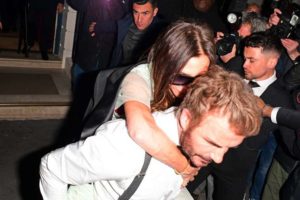 Victoria Beckham salió de su fiesta de cumpleaños subida en la espalda de su marido