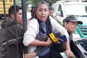 Fiscalía investiga denuncia por agresión policial a periodista y camarógrafo en la Gobernación cruceña