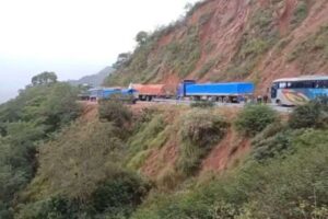 Se empantana el diálogo entre productores y la ANH, el bloqueo se mantiene en la ruta a los valles