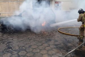Fuego consume vehículo en el cuarto anillo y avenida Piraí