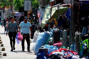 Se desborda la ocupación de calles en La Ramada y Los Pozos, y sepulta la millonaria inversión del ordenamiento