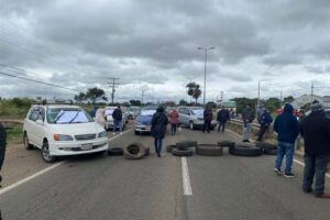 Warnes: transportistas bloquean la carretera y amenazan con un paro indefinido