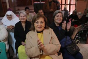 Un granito de amor para las mamás del Hogar de Ancianos: agasajo con peinados, música y baile