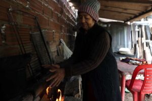 El drama de vivir con frío: Esta es la cruda realidad de familias que lidian con viviendas sin puertas ni ventanas