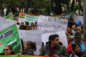 Bloqueos, marchas y caravanas marcan la jornada de protesta en Santa Cruz